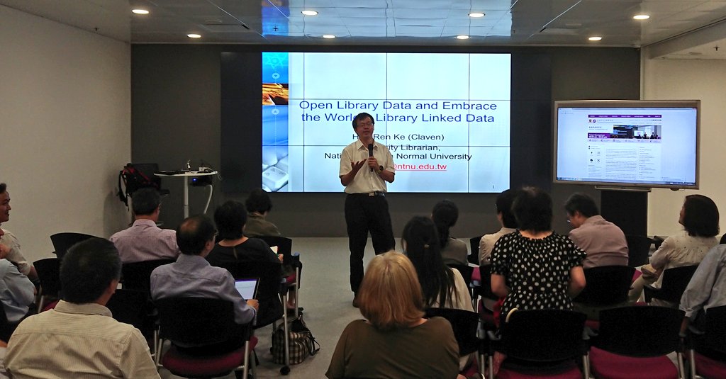 cuhklibresearch's tweet photo. We are happy to have Dr. Ke Hao-ren from NTNU in Taiwan to share with JULAC members "Development of Semantic Digital Library Service with Linked Data" in #DSLab . #CUHKLibrary https://t.co/gSwLqUPdc1