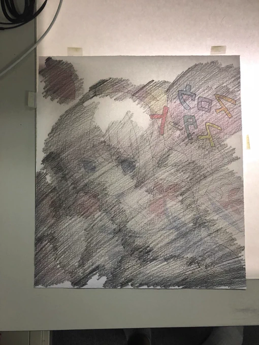 イベント色紙ですが、こんな感じで描いてました。
デジタルで描いたイメージを不透明度50%でプリントしてそれを裏から4Bなどで塗り、色紙の上からH Bなどの固い鉛筆で実線をトレス。そしてペン入れしてます。 