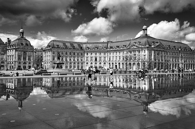 And there are some that like to be carried. The elegance of the Miroir d'eau shines when there is stillness and calm.

#miroirdeau #peoplephotography #streetphotographer #streetphotography #streetview #streetstyle #streetside #streetphoto_bw #stre… ift.tt/2Mn6oh6