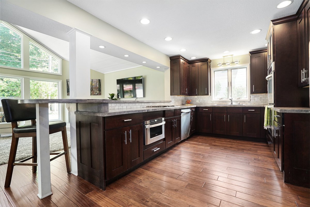 benhemmertHER's tweet photo. New listing in Olde Worthington! Thanks to Columbus Staging Coach for the awesome prep and New Horizon Media Group for the great photos. 
 250 W. Riverglen Dr. Worthington, OH 43085
 $525,000
 3 BR/3.5 BA/ 2,945 sq ft / .31 acres
Please call 614.309.6197 with any questions! https://t.co/uq1K7nSYFk