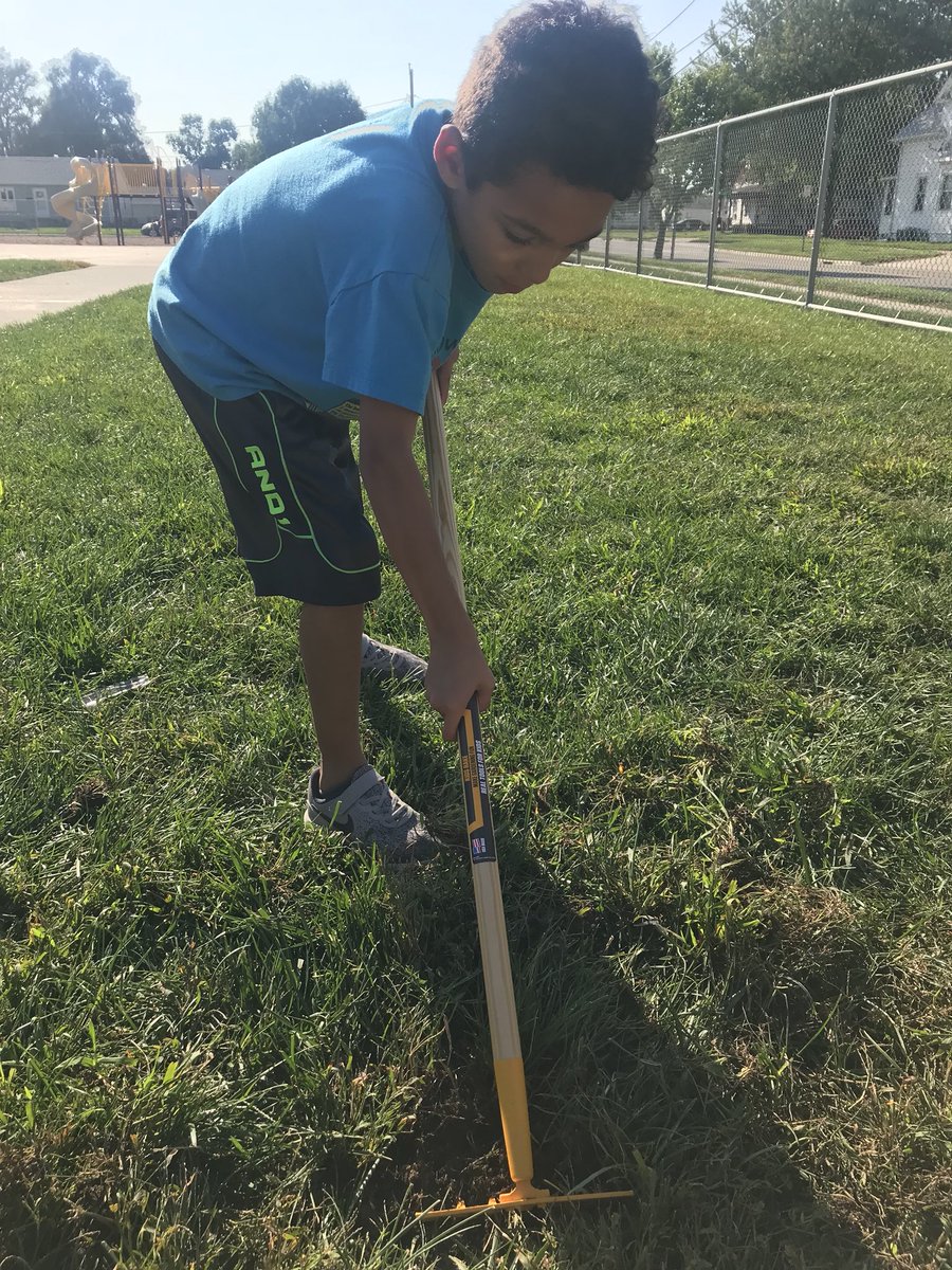 CronkCourtney's tweet photo. Edison had a “ground breaking” day! The Gardening Club is officially underway👩🏽‍🌾☀️👨🏼‍🌾 #AchieveMore #CBProud https://t.co/4nkgZeFR0V