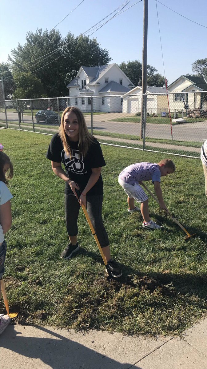 CronkCourtney's tweet photo. Edison had a “ground breaking” day! The Gardening Club is officially underway👩🏽‍🌾☀️👨🏼‍🌾 #AchieveMore #CBProud https://t.co/4nkgZeFR0V
