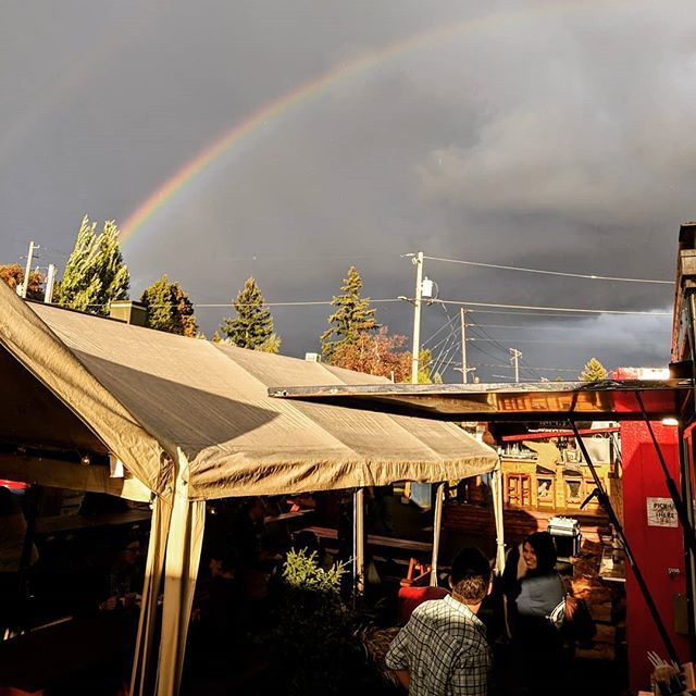 DesiPDX's tweet photo. Current view from the food cart window! It's starting to cool down but we'll be sticking to our 8pm close time for a few more weeks. #desipdx #modernindian #farmtocart https://t.co/ckJiUDbWAM