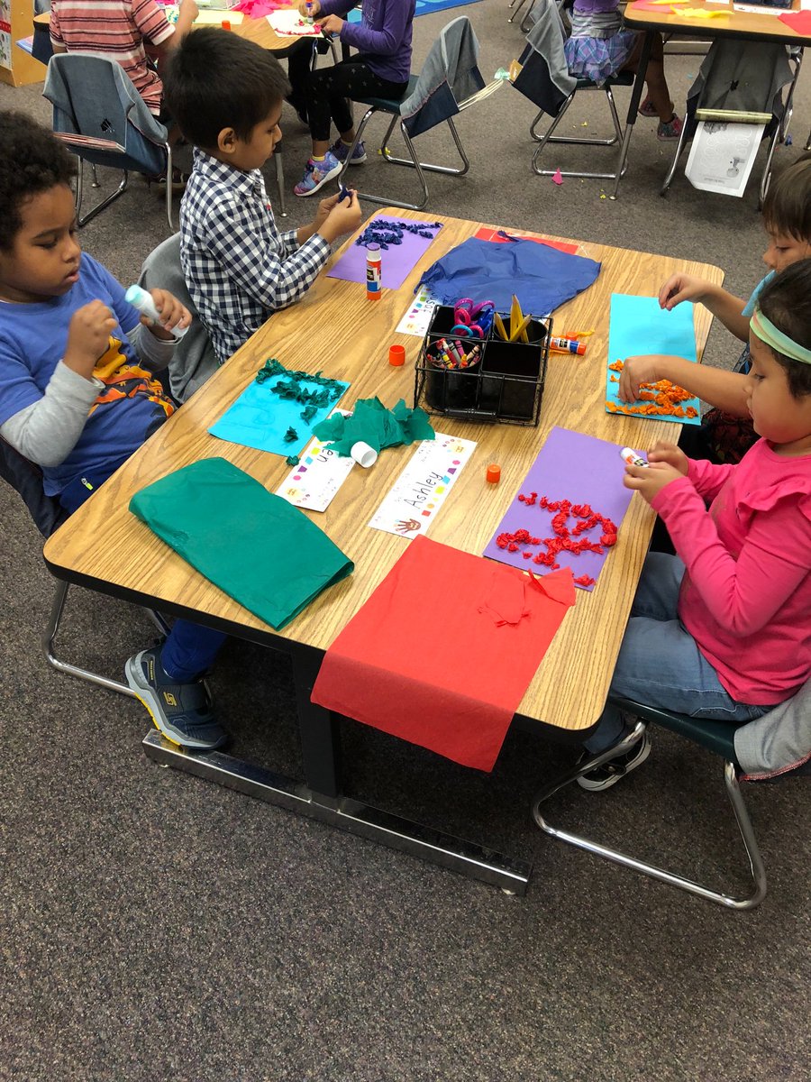 MsReynoldsAPS's tweet photo. My Kindergarten students worked so hard on creating art with their names. Great year so far!!!! @apscspr https://t.co/otCDEO80hn