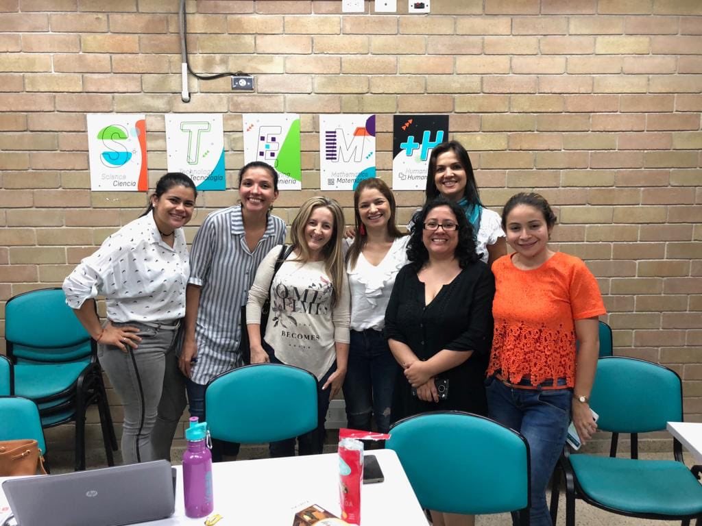 METcommunity's tweet photo. Hoy se celebró una nueva edición de #CafeMET en #Medellin donde @MonicaArboledaM dio las 10 claves para la venta https://t.co/wapHDeRZVd