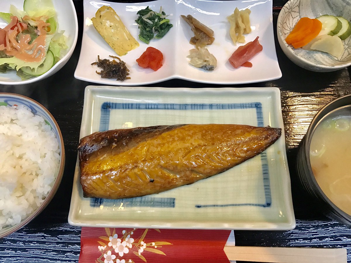 lunch_yoshi's tweet photo. ♡本日のランチメニュー♡

A  からあげ  ランチ￥700
B 銀ひらす西京漬 ランチ￥600

ご来店お待ちしております🌸

写真→昨日のランチ🍴( ¨̮  )💕
クリーム煮＆鯖みりん干し✨

ご意見、ご感想🌸 リクエスト
お待ちしております✨
#ﾗﾝﾁ #茅ヶ崎 #佳 #一坪亭 https://t.co/CAZiDOrbQl