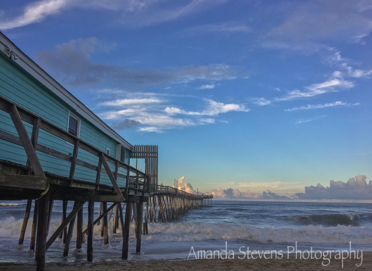 AmandaLouWho's tweet photo. Waiting on #HurricaneFlorence #Hurricane #Florence #OBX #OuterBanks #KillDevilHill #NorthCarolina #NC #AvalonPier https://t.co/oeITu4QO7I