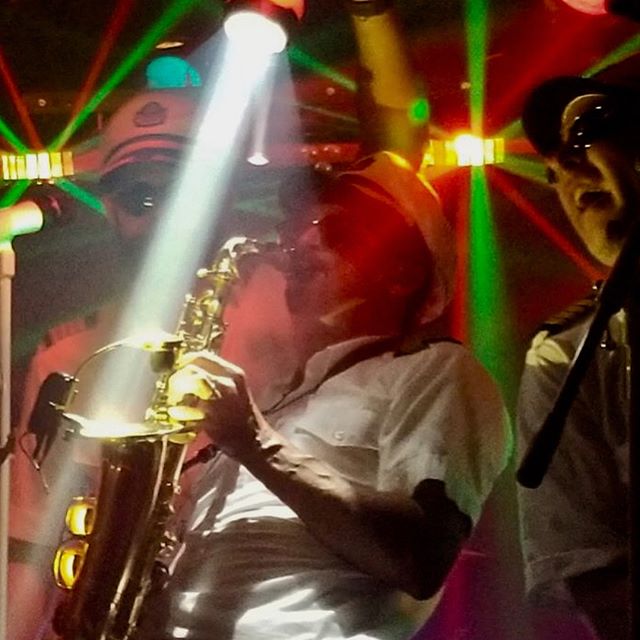 theVIPERroom's tweet photo. #REPOST @drspangler ~ Killer fan pic from last Fridays @yachtley_crew gig @theviperroom (photo courtesy of Ronilyn Reilly). #paulyshores #davidbuoy #phillyocean #yachtleycrew #ycid #saxalicious #theviperroom #sunsetstrip #hollywood #gerryrafferty #gerryraffertybakerstreet https://t.co/CYhoFRMQb9
