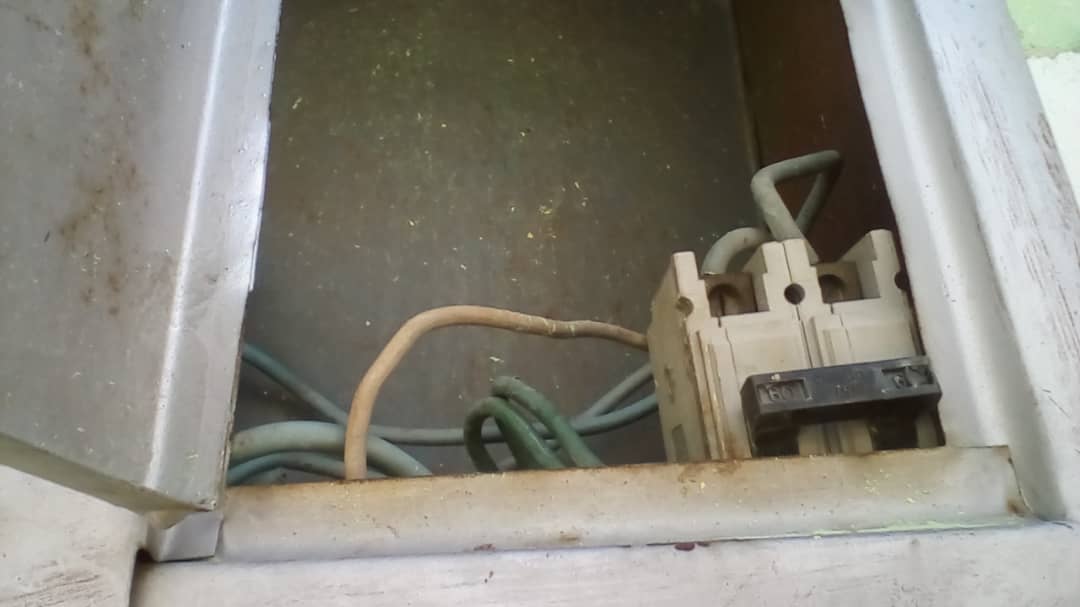 sradelopez77's tweet photo. Preescolar La Fundacion lo desvalijaron, se llevaron los utensilios d la cocina, bombillos, lamparas, cables, rompieron ventanas @RMarcoTorres @ZE_Aragua @SecGralGobierno SOS nuevo año escolar en pésimas condiciones https://t.co/iE1MqlA8t8