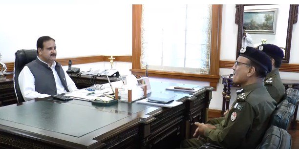 Waqtnewstv's tweet photo. وزیراعلیٰ پنجاب سردار عثمان بزدار سے پنجاب کے نئے انسپکٹرجنرل پولیس محمد طاہر کی ملاقات۔
وزیراعلیٰ کی نئے انسپکٹر جنرل پولیس #MuhammadTahir کو ذمہ داریاں سنبھالنے پر مبارکباداور نیک خواہشات کااظہار۔
@SardarUsmanBuz5 @PTIofficial @pid_gov @InsafPK @ImranKhanPTI #IgPunjab #Meeting https://t.co/TmdNbghxGM