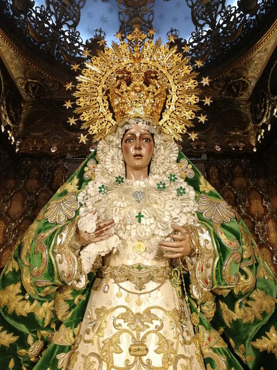 Hoy, festividad del Dulce Nombre de María, la Virgen de la Esperanza luce nuevo atavío en el camarín.  

👉🏻 hermandaddelamacarena.es/2018/09/cambio… …