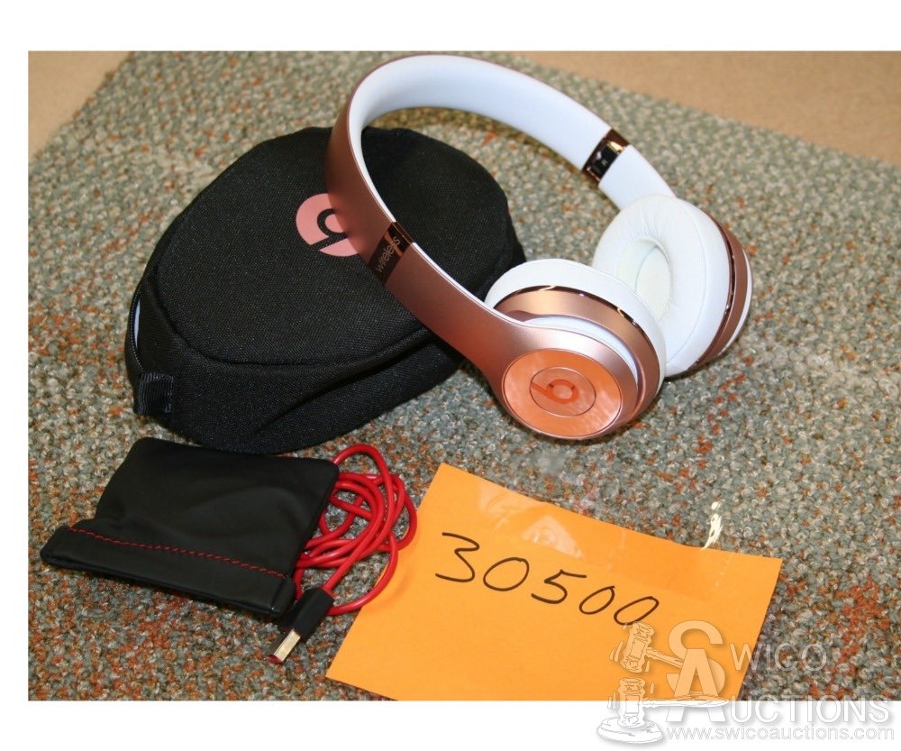 UTSurplus's tweet photo. Have you checked out our online auction items? You have until 1:00pm  Wed 9/12 to submit your bids on these great wireless 🎧! BID Here➡️ https://t.co/EuusRB5luS
#UTSurplus #UTAustin #HookEm #ThisIsTexas #SurplusAuctions https://t.co/50Qd63Ewx5