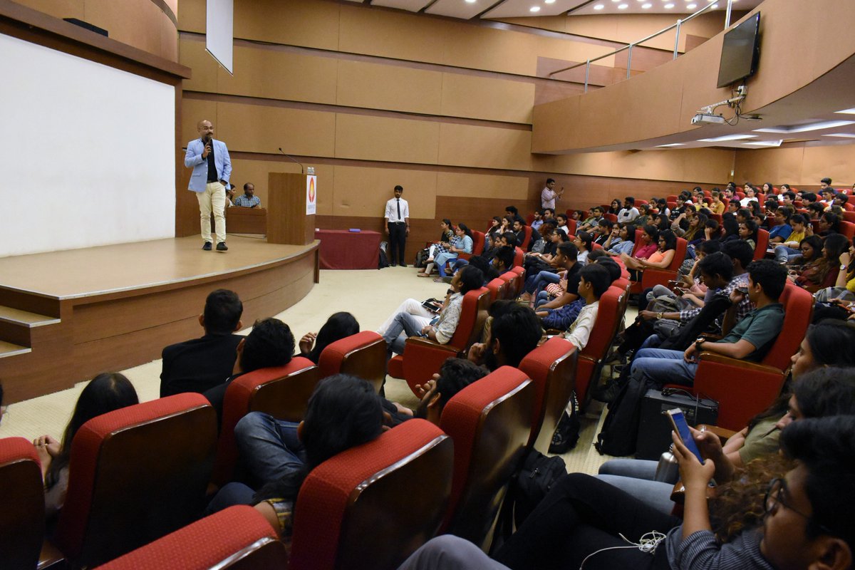 karnavati_uni's tweet image. Bigg Boss Narrator, Vijay V Singh interacted with students of Karnavati University on 11th September 2018, as part of the interactive series, Conversations@KU. #ConversationsatKU #VoiceModulation #KU #KarnavatiUniversity