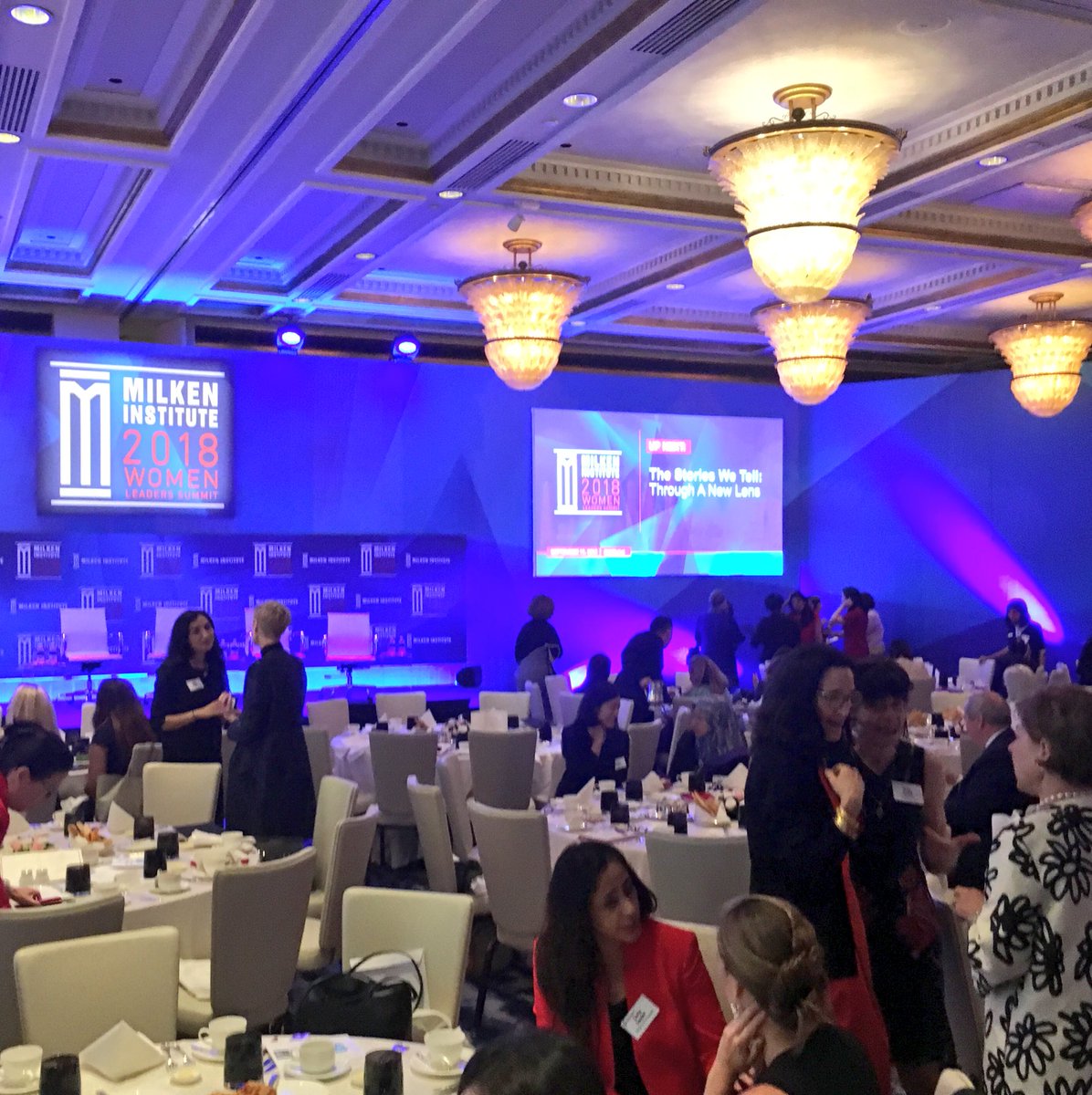 CurtisSChin's tweet photo. Hello #Singapore! Look who’s also here: the iconic #FearlessGirl who sparked a conversation from #WallStreet makes a 1st stop in #Asia outside of #Japan. Via @StateStreet &amp; @MilkenInstitute.

#HeForShe #WomenEmpowerment #genderequity #standingstrongforchange #womeninfinance https://t.co/rpIbQdGJSs