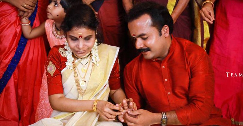 sridevisreedhar's tweet photo. Noted playback singer #VaikomVijayalakshmi gets engaged to artist AN Anoop. Wedding is on Oct 22. In 2017, https://t.co/0N3OkiiWsI