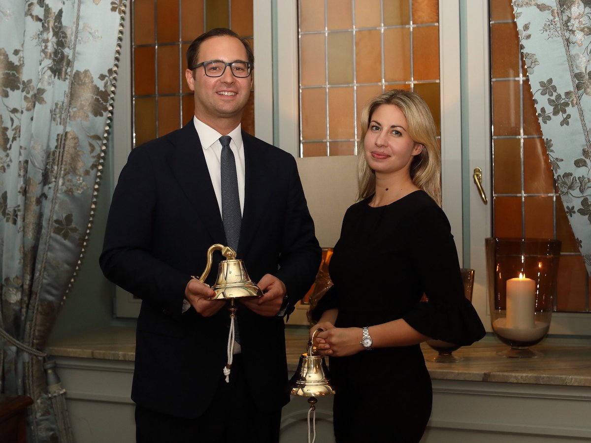 Leonie Weber, Marketing &amp; Communications Manager und Thomas Lindner, Director of Sales vom Hotel Vier Jahreszeiten in Hamburg mit der Glocke des #HamburgerMarketingClubs. Tolle Einblicke in ein Luxushotel und Zukunftsprojekte wurden bei Wissen und Wein vermittelt. #MvO #Events