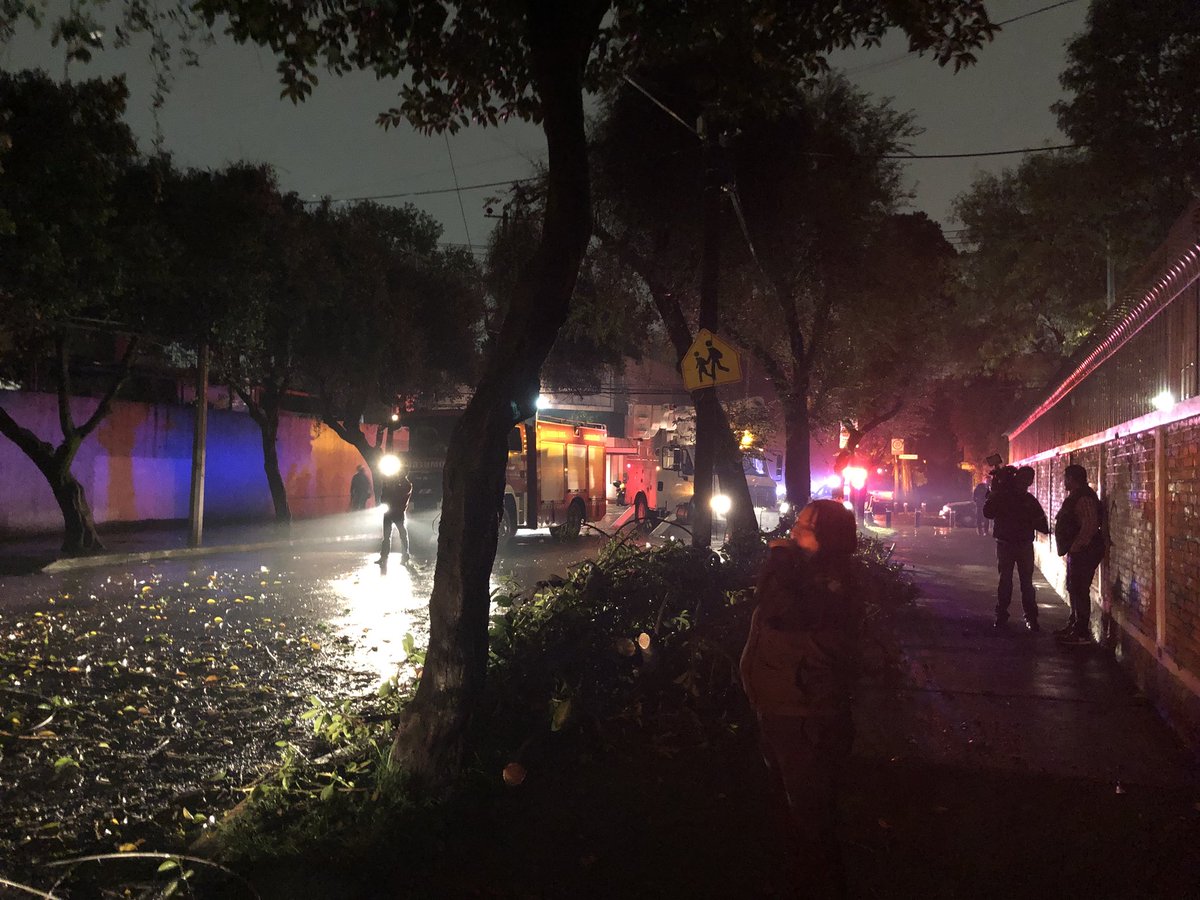 portilow's tweet photo. #Portales  #Sevilla sin luz por tormenta. 5 am calculan trabajos @CFEmx de reparación @DelegacionBJ @Claudiashein https://t.co/MvKZiM69kG