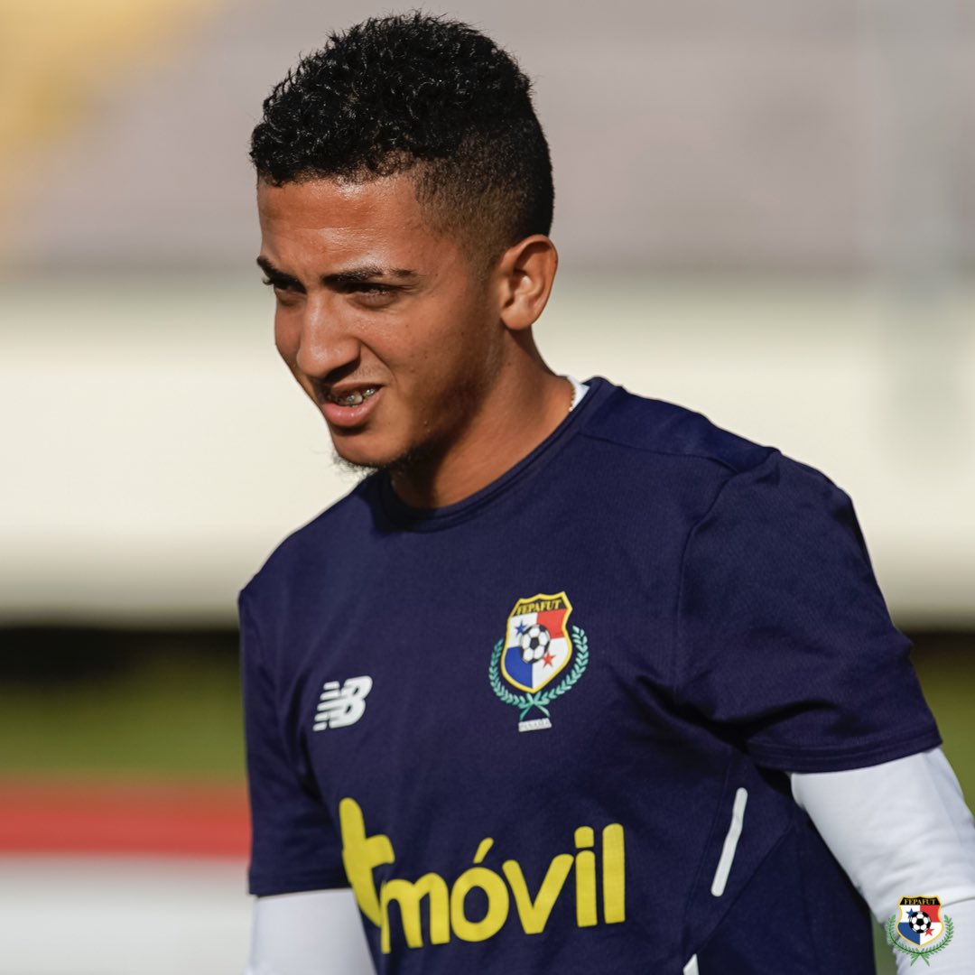 MelissaGallegoG's tweet photo. Hoy debutaron con la Selección Mayor de Panamá ante Venezuela dos jugadores del @sportingsmfc...
Kevin Galván (22) y Ángel Orelién (17). Gary Stempel se mostró orgulloso de lo que demostraron en los minutos que tuvieron.
El relevo generacional...
#PANVEN https://t.co/9xx19XDuKx