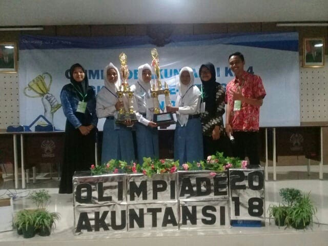 smkn2blora's tweet photo. SMK N 2 BLORA kembali meraih prestasi dalam Olimpiade Akuntansi ke-4 tingkat SMK se-Jateng DIY tahun 2018 di UNNES, Semarang. Yaitu peraih juara pertama.
Atas nama 
1. Septiyana, 
2. Istiana, 
3. Sinta,
Semoga kedepannya dapat mempertahankan prestasi"nya. 
#smkn2blora_vocsoba https://t.co/6oXJiMsmiw