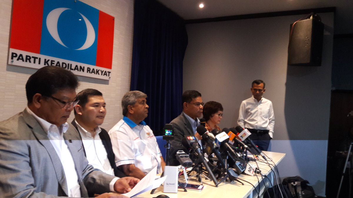 NewsBFM's tweet photo. PKR announces that its president-elect Datuk Seri Anwar Ibrahim will contest a by-election at the Port Dickson parliamentary constituency, with current MP Datuk Danyal Balagopal Abdullah to resign  from parliament and vacate the seat https://t.co/okuPyNlotW