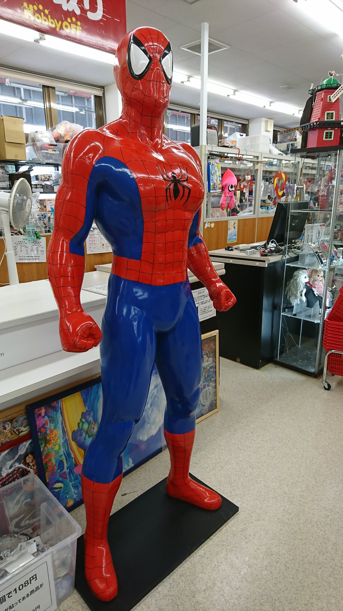等身大スパイダーマン 店舗 ガレージの演出 インスタ映え やばいで 等身大スパイダーマン 店舗 ガレージの演出 インスタ映え やばいで