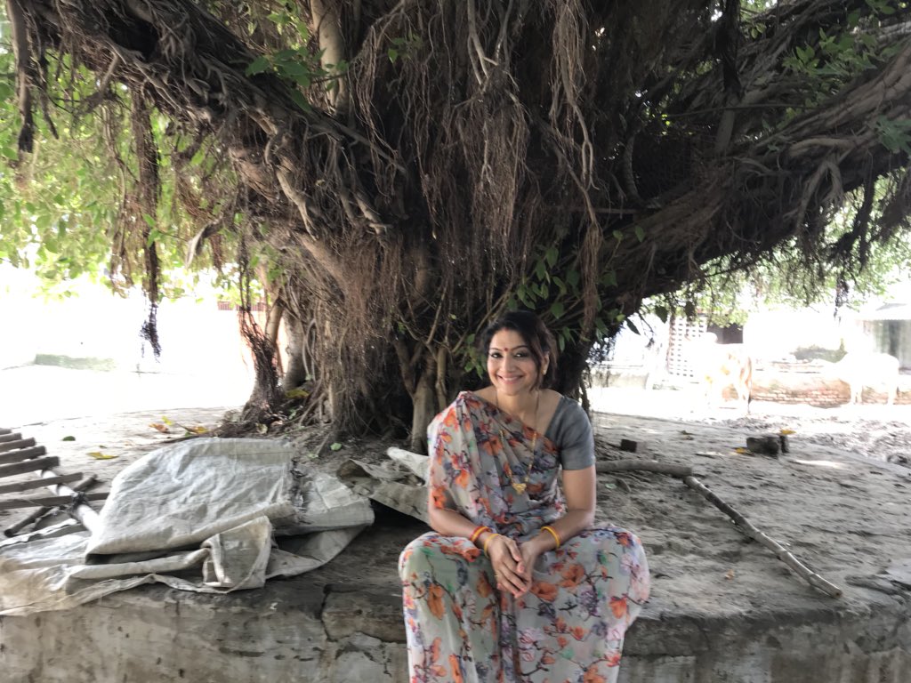 #gaoconnection LOVE VILLAGES ,simple life so much love .Purity some eternal peace ..Makhan ,Dahi ,Cows , calm #Yamunariver #ashram #100yearsoldtree feeling so content and peaceful ..shooting in #mathura #vrindavan #krishnanagari 💞😍
