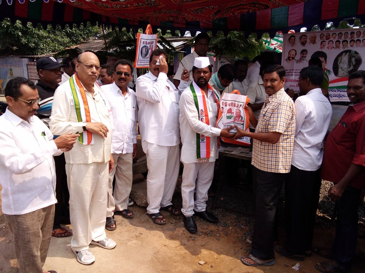 RamagundamC's tweet photo. Keeping in view of the gud-envirnmnt &amp; save Gangs waters,

Earthen Ganesh Idols r being distributed for freely by INTUC Janak Prasad Those, Darmapuri, K.LingaSwamy, M.Ravikumar, etc. 

"Use earthen Ganesh idols &amp; save environment". @UttamTPCC @RahulGandhi @INCIndia @INCTelangana https://t.co/g7nH91mm5Y