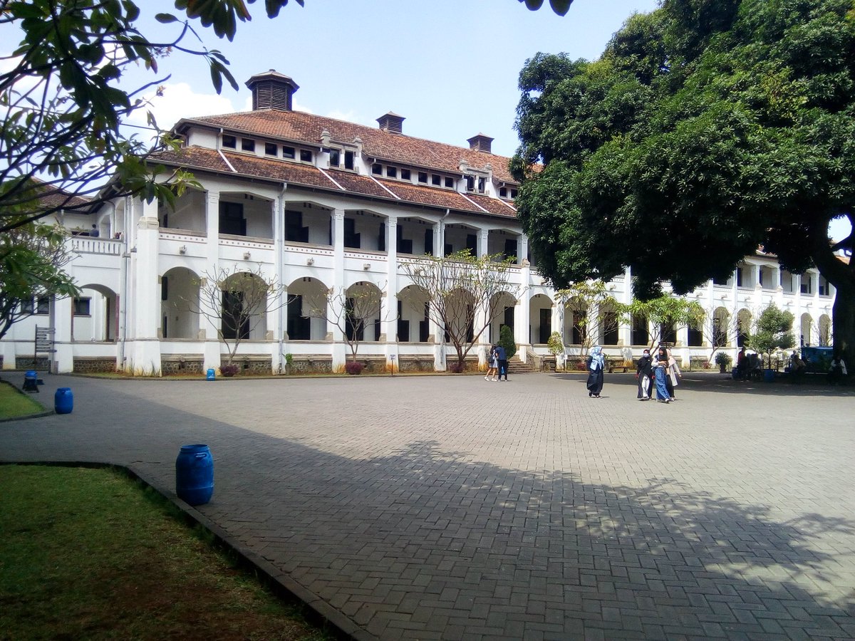 YogyakartaV's tweet photo. Lawang Sewu is a heritage site in Semarang city. It was Nederlands- Indische Spoorweg Maatchappicj (NIS) office in1907 #heritage #Semarangcity #yogyakartavoyage #oldtown #vacation https://t.co/32RKNIyDNk