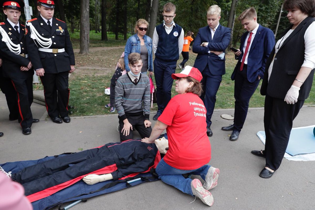 Губернатор Алексей #Дюмин и директор Центра экстренной психологической помощи МЧС России Юлия Шойгу приняли участие в открытии праздника в рамках Всероссийского проекта «Научись спасать жизнь!», который проходит в #Тула в Центральном парке