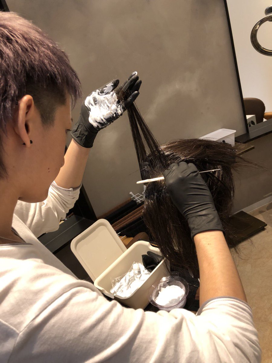 SERVE0715's tweet photo. サーヴ元町店の堀です！
本日はヘアマニキュアの塗布の練習をしました😁

入社して��ら5ヶ月！どんどん技術を覚えていきます👏🏻

そしてカラーモデルも募集しておりますので是非ご連絡ください！ https://t.co/Dyu1LZUryo