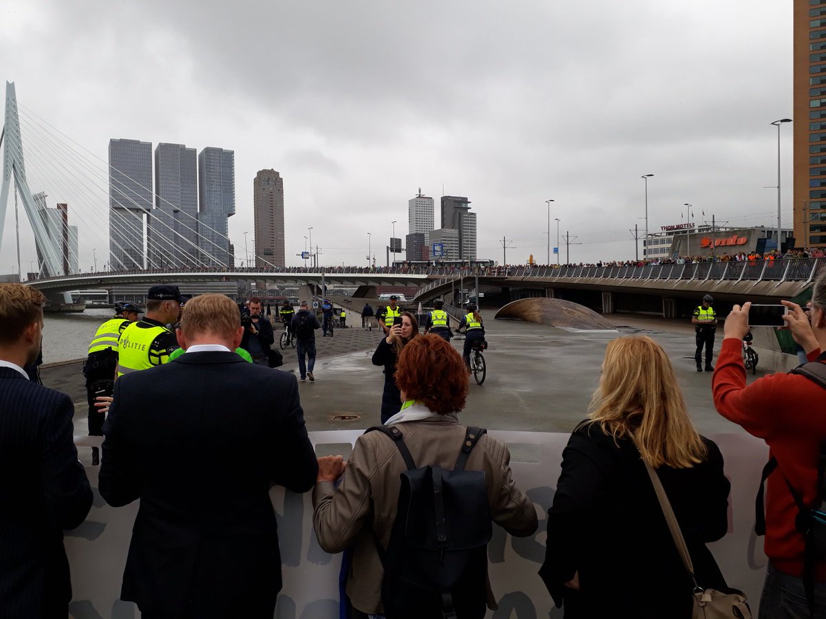 schoolleider's tweet image. Erasmusbrug vol met stakers #pofront #wijschoolleiders