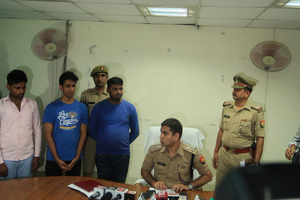 noidapolice's tweet photo. फर्जी इंश्योरेंस के नाम पर ठगी करने वाले तीन शातिर अभियुक्त गिरफ्तार, कब्जे से मोबाइल फोन, सिम कार्ड बरा���द तथा खाते में जमा ठगी के 03 लाख रुपये फ्रीज कराए। #NoidaPolice @Uppolice https://t.co/4zBuIL6th7