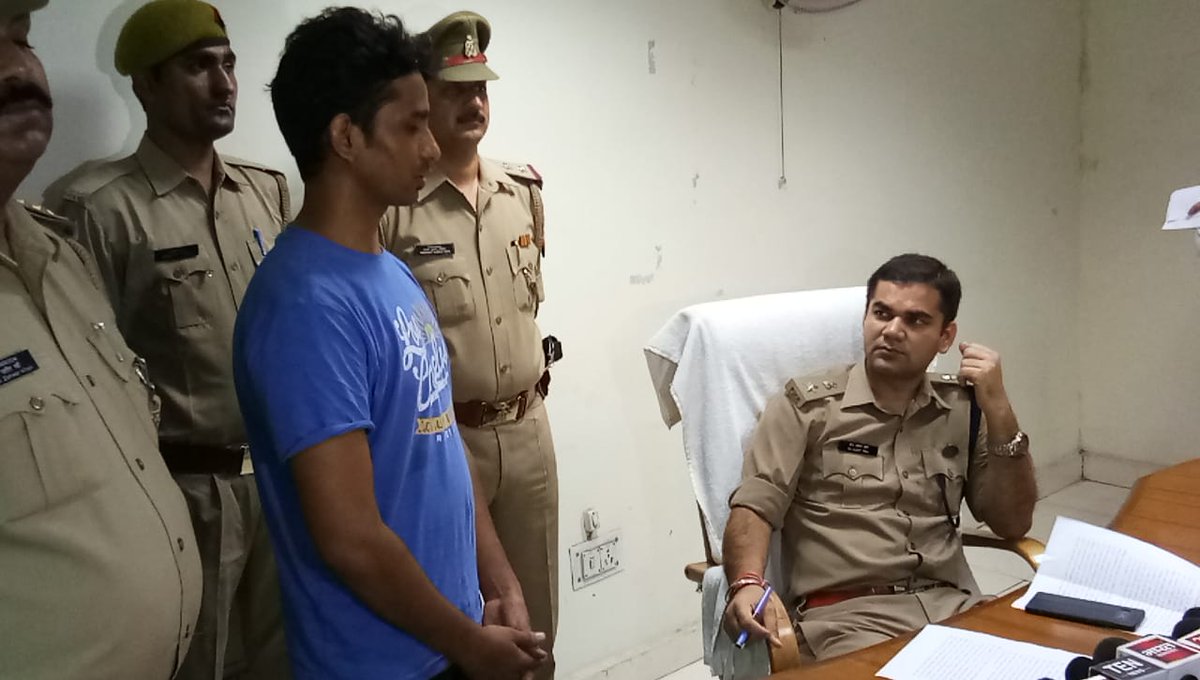 noidapolice's tweet photo. फर्जी इंश्योरेंस के नाम पर ठगी करने वाले तीन शातिर अभियुक्त गिरफ्तार, कब्जे से मोबाइल फोन, सिम कार्ड बरा���द तथा खाते में जमा ठगी के 03 लाख रुपये फ्रीज कराए। #NoidaPolice @Uppolice https://t.co/4zBuIL6th7