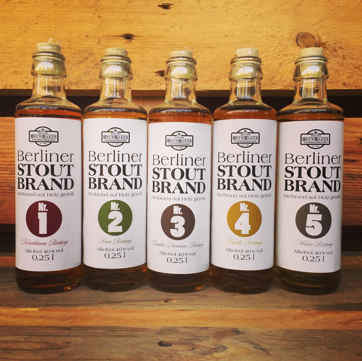 Wir präsentieren: unsere neuen limitierten Bierbrände! Ein Stoutbrand gereift auf 5 verschiedenen Sorten Holz, per Hand abgefüllt - in der 0,25-l-Flasche für je 25€ im Werksverkauf.
.
#brewbaker #stout #stoutbrand #bierbrand #spirits #spirituosen #craftbier #craftbeer #berlin