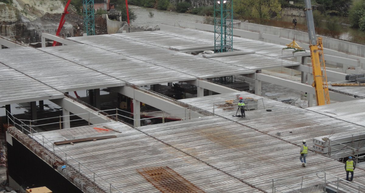 andece_general's tweet photo. ¿Forjado prefabricado o in situ? La construcción es uno de los sectores con mayor accidentabilidad. Montaje elementos prefabricados reduce notablemente riesgos, además de ventajas técnicas, económicas, de plazos, reducción residuos. Artículo @Obrasurbanas https://t.co/hLu8GByIu0 https://t.co/4ZyyiSHM5r