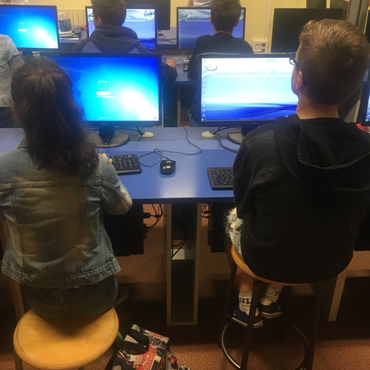 ndlm56's tweet photo. En direct : lancement du test pour le Module d’Anglais Intensif avec les élèves des collèges! #eleves #test #anglais #anglaisintensif #etudes #vannes #bzh https://t.co/bfzIp1XcxR
