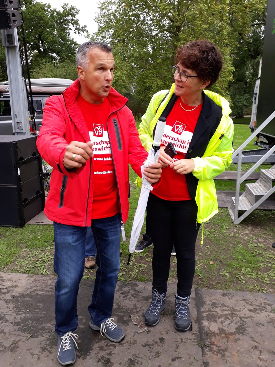 schoolleider's tweet image. #wijschoolleiders in Rotterdam. Meer dan 10.000 stakers bij de Euromast #pofront