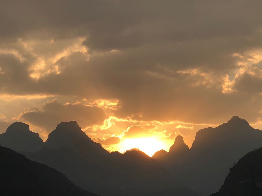 This sunset was the gift that kept on giving. Every time we thought we'd seen it at it's most beautiful, it surprised us with another incredible view #FindBeauty at Cathedral Peak Hotel