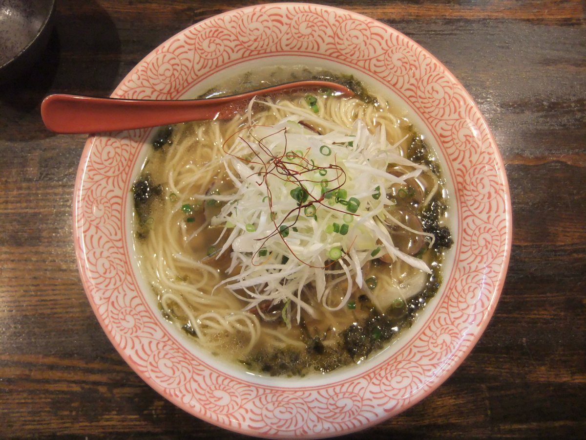 suke_korosuke's tweet photo. ら���めん詩（UTA）＠蕨（埼玉）：アサリの塩らーめん＋ギョーザ（２コ）無料券（800円）本日9/12（水）で５周年！おめでとうございます！限定メニューを。麺は浅草開化楼のストレート中細麺で美味しい♪スープは鶏ベースにアサリの旨味を感じる贅沢な味わいで美味しい♪岩槻の姉妹店にも行かなくちゃ！ https://t.co/VLuPQXT0vW