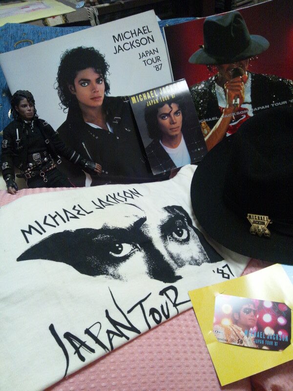 dumakei's tweet photo. 今日は私が初めてMJのステージを観た大切なMJ記念日。

1987/9/12 後楽園スタジアム！
光の洪水の中から姿を現したMJ！
本物だ！と鳥肌。
そして瞬きすら忘れて魅入ったビリージーン。気がついたら涙が。

私は確かにそこにいたし鮮烈で特別な記憶だけれども、長い月日が経ち薄れつつあるのが哀しい。 https://t.co/o1w8MbvFw8
