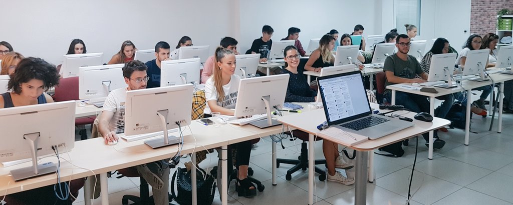 Los alumnos del #Equipo120 del curso de #CommunityManager en su primer #EncuentroAulaCM, dialogan con estudiantes de diferentes ediciones del curso sobre su experiencia formativa y profesional
