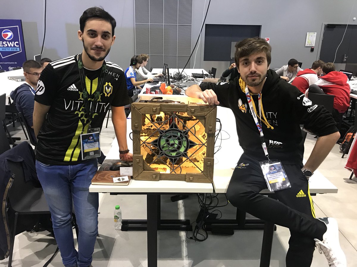 EmiSpherePC's tweet image. Peu de temps avant sa victoire lors de l’ESWC, @KalaxzHS s’accoudait à notre PC. Porte bonheur? GG @Team_Vitality et @Midou____  #ArmaCup #ESWC2018 #ESWCMetz