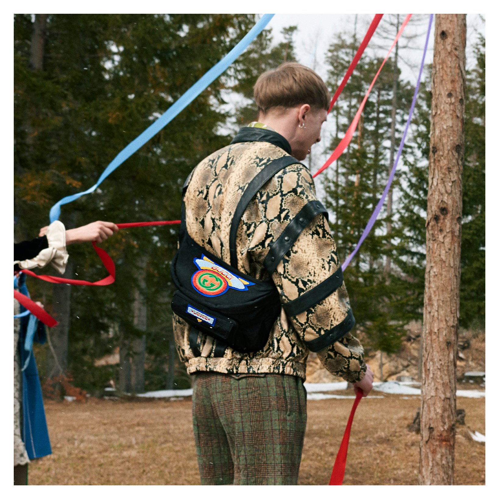 Gucci Japan バックパック ベルトバッグ それともクロスボディバッグにする テリークロスパッチが印象的な Guccifw18 コレクションの新作ベルトバッグは 調整可能なストラップで3通りの使い方ができます T Co 4r5dyk3o8e T Co