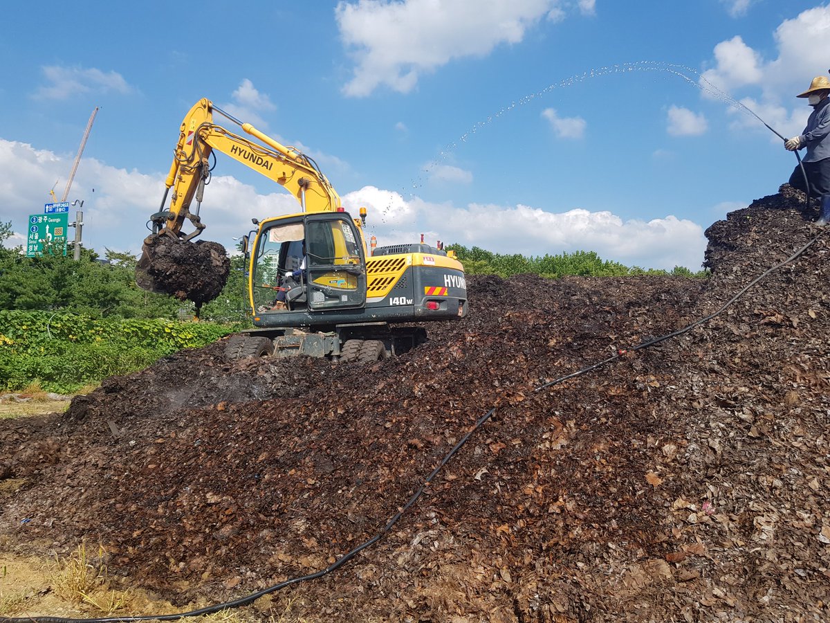 #성남시 #성남시농업기술센터 #낙엽퇴비화 사업장의 낙엽 발효냄새가 좋아요^^ 발효를 위한 물주기와 유안살포. 포크레인으로 뒤집기를 진행중입니다. 공원등지에서 나온 낙엽쓰레기로 버려질것 1100톤이 성남시민농원에서 자체 퇴비로 쓰여져 예산절감. 환경살리기 최고입니다.