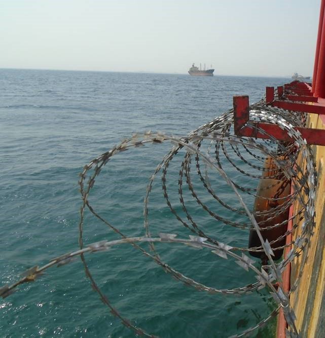 #DidYouKnow <a href="/WFP/">World Food Programme</a> ’s chartered vessels #WFPCharterOps often operate in dangerous, piracy infested areas? 🚢Sharp wires coiled by the ship’s rail is one of the measures applied to deter and protect against crawling pirates. #ZeroHunger