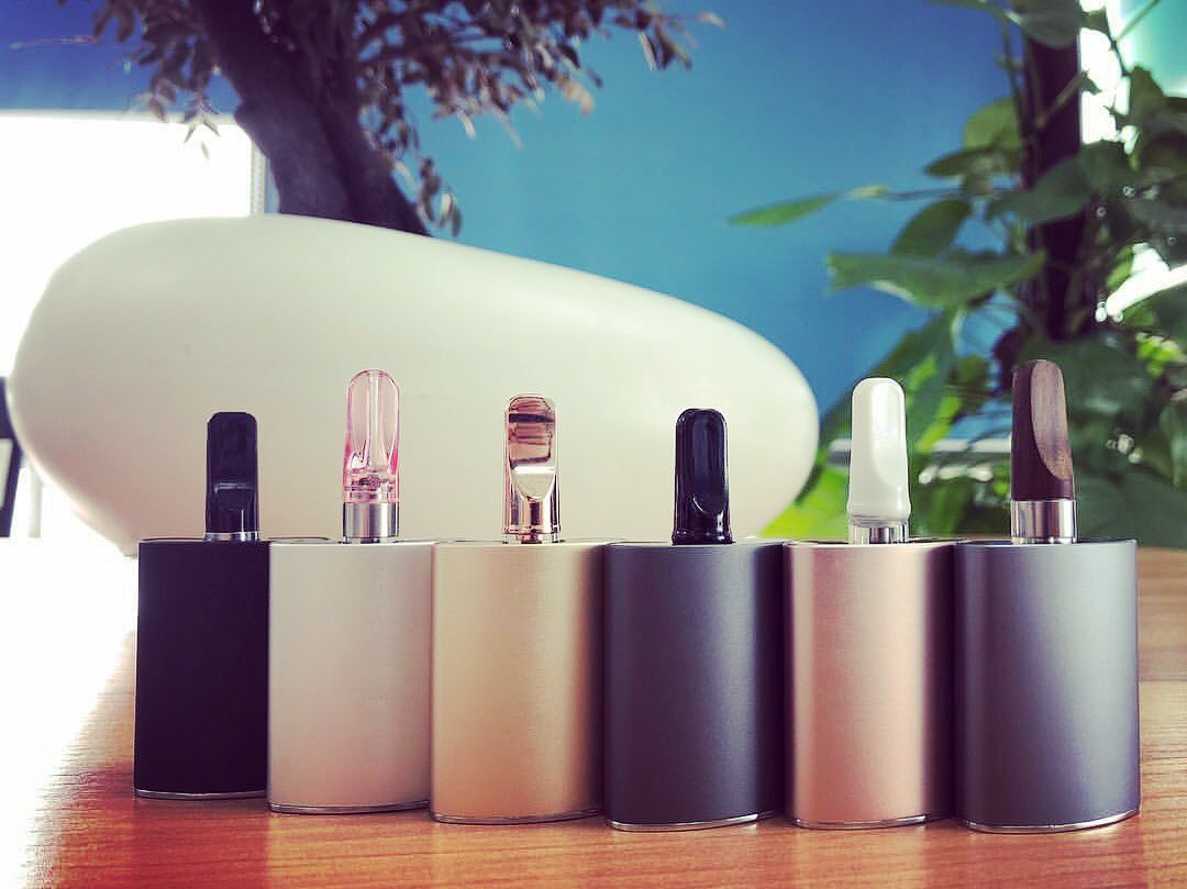 vapecarts's tweet photo. Atlas Flask battery is by far the most comfortable vape cartridge battery, ever #vape #vapetricks #vapeporn #vapenation #vapepen #atlas #atlas1 #atomizer #ecig #ejuice https://t.co/oe4ycfqq4D https://t.co/JO5uiiEi5u