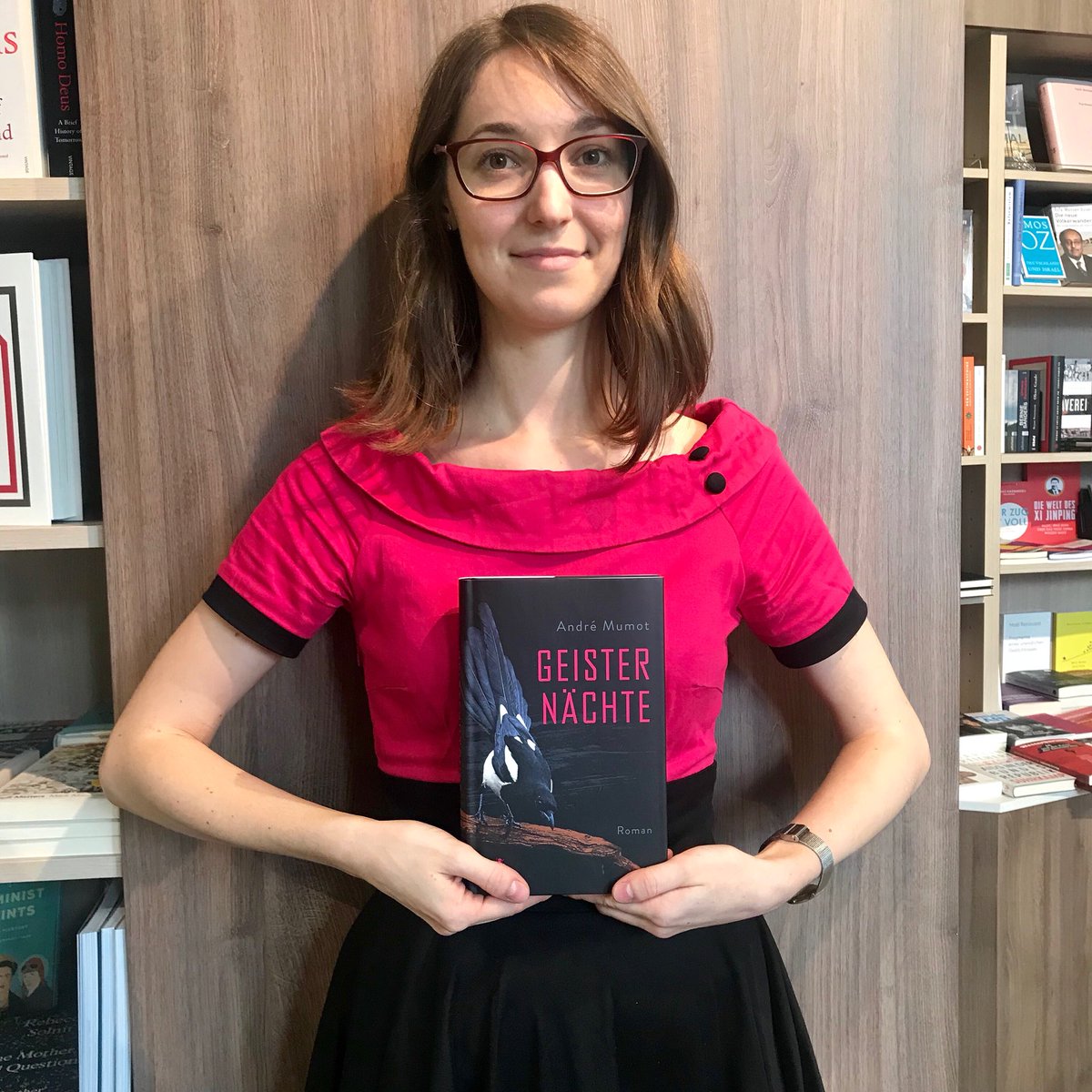 ocelot_berlin's tweet photo. Heute Abend: 20 Uhr Buchpremiere von @AndreMumot - unsere Kollegin @Magdarine trägt Coverfarben. 💖🖤, aber Ihr könnt kommen, wie es Euch gefällt. https://t.co/CICxcqURpQ