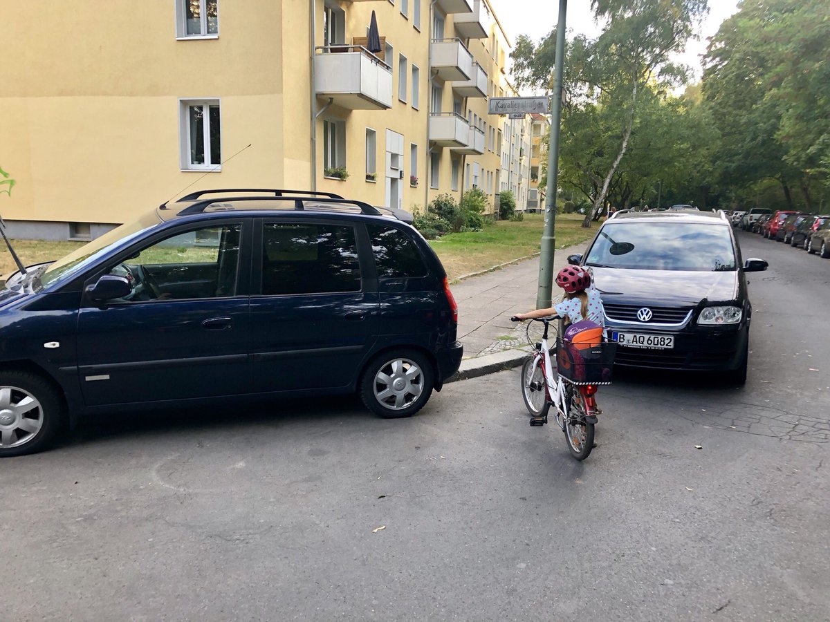 Kreuzungen sind Gefahrenzonen, aber wegen der hohen Parkdichte oft der einzige Ort, wo es Freiraum gibt, damit Kinder die Straße überblicken und überqueren können — und dabei sichtbar sind für den Autoverkehr. Deshalb: #Eckenparker sofort abschleppen!