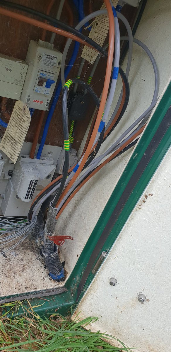 CES_Smart's tweet image. The things you find on a #ConditionReport... No overload protection, no main earthing and no glanding or bonding of steel wire armouring amongst other things and these are 4 x 100amp submains! Good job we took a look at this one me thinks. #EICR #ElectricalFaults #Electrical ss