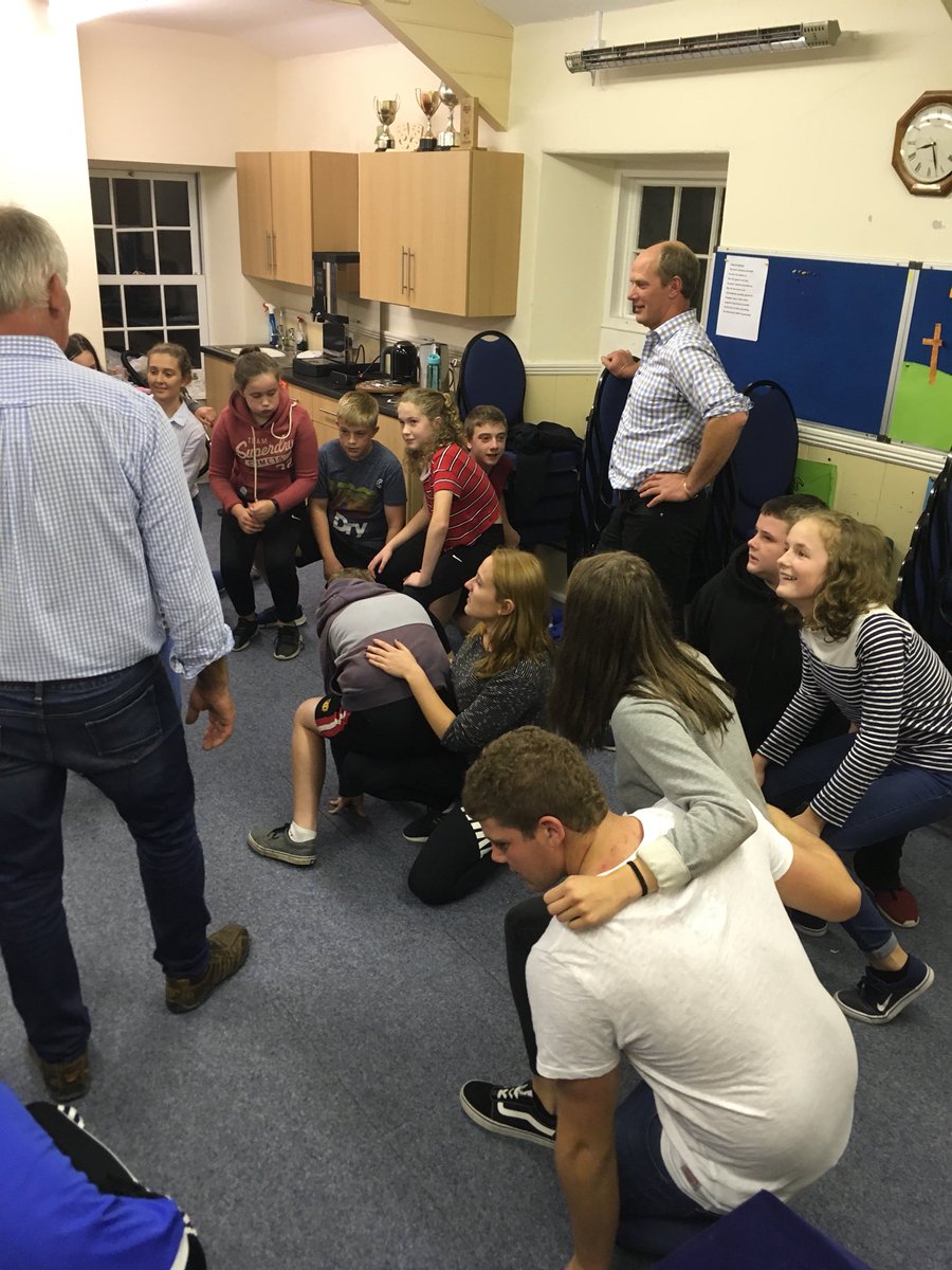 Nosweth da yn y sosial cffi lledrod i rhoid croeso i’r aelodau newydd